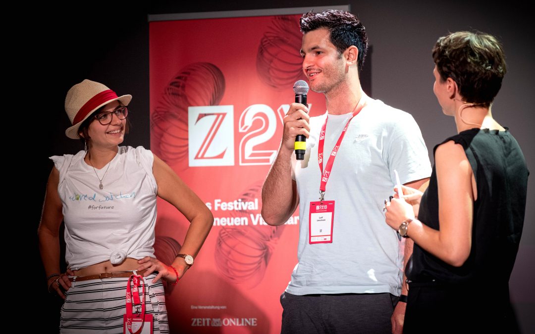 Leif Lewinski auf der Z2X19 Bühne mit Maria Exner von ZEIT ONLINE